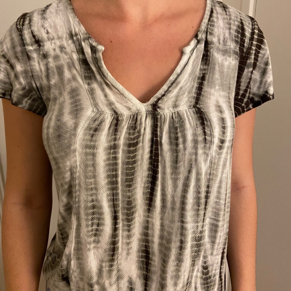 V neck tie-dye top.